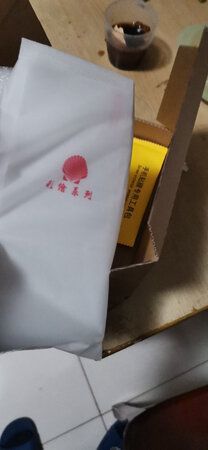 产品算可以，后盖不是玻璃的吧，钢化膜还没贴，一会贴上在看看效果