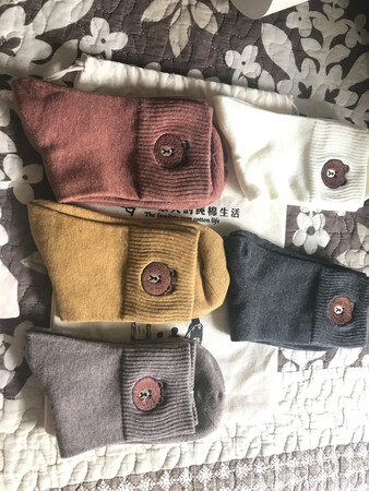 这款袜子穿着很舒服，已经被这个品牌吸粉。袜子是易耗品，每年都会买好多，孩子一年四季都只穿棉质的袜子，遇到搞活动就会给她囤货，这次买了14双袜子，够我们穿一阵的了。其中有一款商家还用一个收口的布袋戏包装，谢谢商家，以后有需要首选你家的品牌。