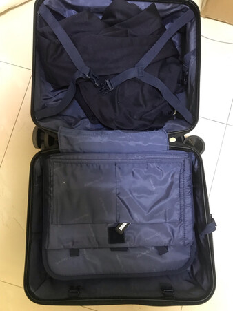 箱子质量不错，外观质感很好。 内部空间设计的也比较合理，不管是比较大的书籍电脑，还是较小的事物都能收纳固定。 因为箱壁比较薄，刚好能放进最大15寸的电脑。 上飞机不需要托运。拉杆,滑轮的手感比较顺滑。目前为止还没有发现什么大问题，耐久度方面还有待测试。