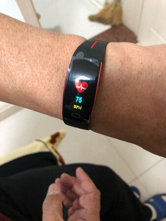 给老爸买的，老爸很喜欢，太实用了。老爸的血压都检测了，功能特别多非常满意的一次购物