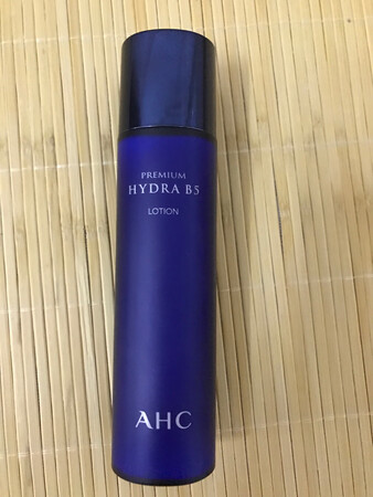 以前一直用AHC这款乳液，是朋友帮忙带的，第一次在京东买，用起来感觉一样，这款乳液效果很好，冬天天气干燥，脸比较糙，用了这个之后，明显感觉脸水润多了，也有光泽，男士用着效果挺好的，香味也比较独特，喜欢这个香味，淡淡的！