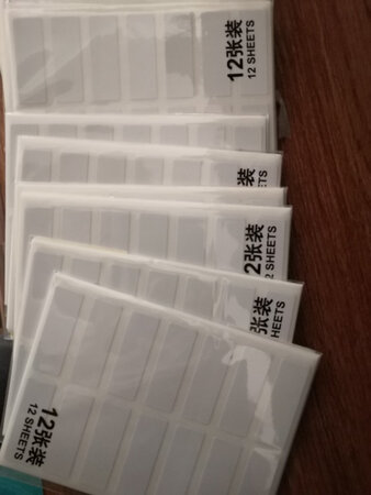 齐心，老牌子了，一直用这个牌子。京东自营的，还是可以放心购买的！和超市?对比，会便宜很多。最后说一下配送，这个是京东配送的，直接送货上门，非常完美了！现在好多快递都是送到代收点的很少有给送货上门的了。