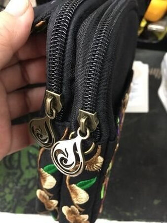非常好看，美丽小巧，一点色差也没有，大小合适，做工精细，摸着舒服，没有异味，五金很好用，真的是太赞了，逛街必备，好评。