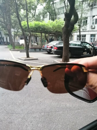 眼镜收到了和你的照片的颜色不大一样，