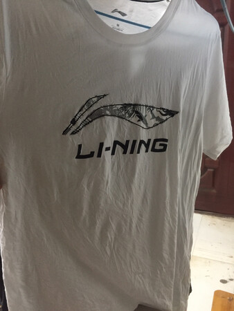 衣服的面料非常舒适，价格实惠。洗过了晾时没有弄所以干后有点皱，?