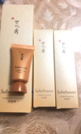 产品质感：舒服
使用感受：舒服
适合肤质：不适合敏感肌
补水效果：挺好的
贴合效果：很好
其他特色：舒服
雪花秀面膜想买很久了，买了一支正装，送了好几支小样，我第一天用了一次很舒服，可能因为我是敏感肌，但是过了两天脸上开始长痘，不太多，但应该是过敏了，我将小样送给闺蜜用，她说用着很舒服，所以我就不退了，直接送给闺蜜用，她说补水保湿，第二天早上起来脸滑滑的，所以除了敏感肌，其他肤质还是很推荐的