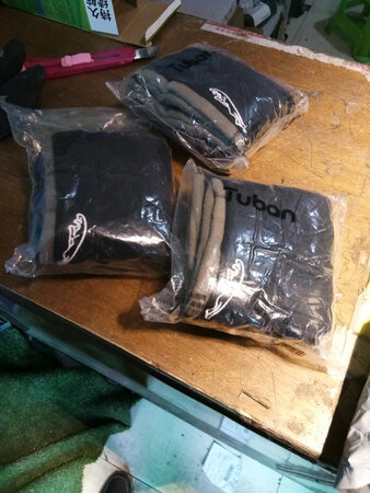 很实用的一款围脖，再配个帽子，暖和，骑车专用，，，这两天正需要，给家人也买了几个，有的人头大，这个抽绳如果再长点就更完美了，