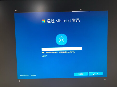 机箱不大，应该是小板子，因为是办公用，环境比较乱，所以没感觉有什么噪音出来。开机就能用，速度一般般，没觉得固态硬盘启动有什么大的优势，估计也跟内存小有关系。随机带的是根vga的视频线，没有hdmi线有些遗憾。