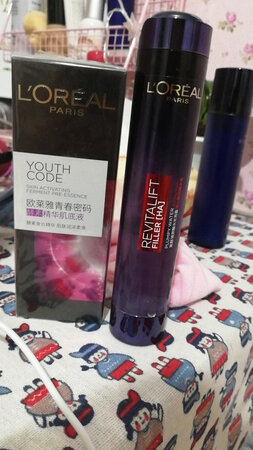 使用感受：算是性价比很高的精华，没有什么不舒适的，应该还是能用很久，也买了一瓶送给妈妈
适合肤质：我觉得能适合所有肤质，还是比较容易吸收的，
吸收效果：效果不错啦，不要用太多就行
保湿效果：能保湿一整天，嘻嘻，会再来的