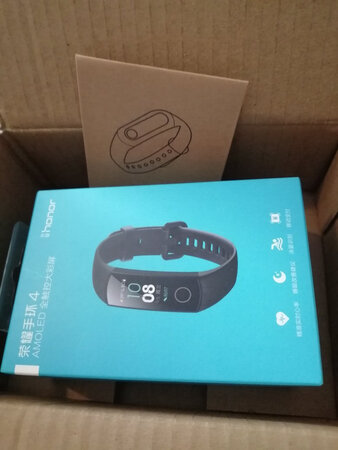 家里人一直用的华为手环  希望这次网购 手环对得起品牌对的起质量