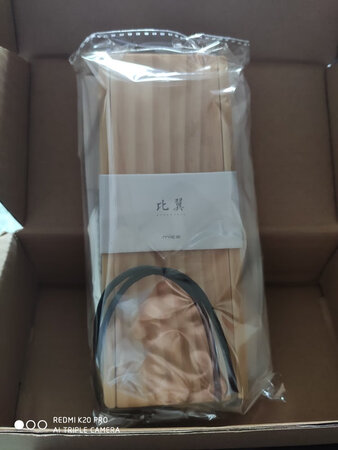 买来送朋友，外包装有木盒，里面的书签也很精致。