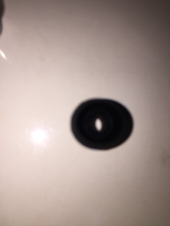 做工质感：做工质量 没的话说 ，正宗的硅胶 戴进耳朵里面 非常的舒服 ！
音效音质：原装的是三星的耳机 由于掉了一个造成不能使用 现在好了 买了以后 跟以前的比较的话 音质更好 低音下得去高音上得来。比原装的耳机好很多！
舒适度：舒适度大小合适 爱情耳朵里面非常的舒服！
颜色外观：有白色的和黑色的 我这边购买了黑色的 因为考虑到颜色 使用起来没那么夸张 白色的时间长了肯定会变黄 变脏！
其他特色：真是没有想到能够在网上以这么低的价格买到这种耳塞 让我的耳机又起死回生了 这个东西卡的比原装的更紧一些 所以很放心 不会容易掉了！