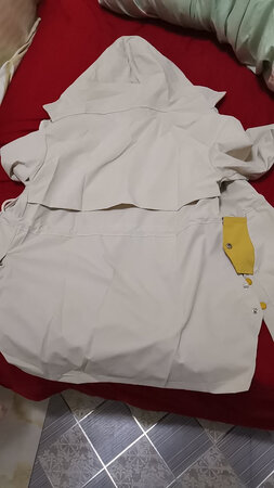 衣服，不知道怎么说，款式还是很喜欢的，就是这个加厚加棉不知道是怎么理解的，虽然是两层风衣，但是真的很薄，春秋可穿。衣服面料一般 没有立体感。衣兜的扣子也是假扣子，只能是样式，会外翻。帽子不可取，是和衣服连在一起的，黄色拼接部分，略微有些褪色。