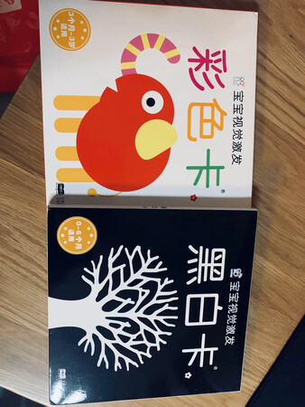 卡片印刷精良，纸张2面是不同的图案，图案内容好看也很有趣，这是宝贝最早的早教工具。学习用科学的方法进行育儿，0-3个月时用黑白卡，4-6个月时可以分辨红黄蓝绿四色，可以用彩色卡。6个月以后可以用卡片进行认知学习，真是一卡多用！