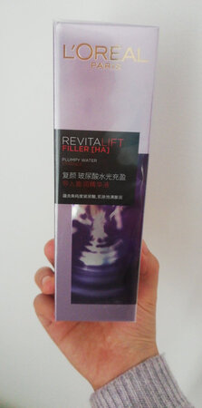 之前几天刚刚入手第一支，用后感觉不错，趁着这两天有活动毫不犹豫地再入手第二支，所以还没拆封。使用的感受就是脸水润水润的，可以保湿一整天，感觉就是渗透到皮肤里的，而且丝毫不油腻，坚持用，希望可以去除细纹，大爱大爱！