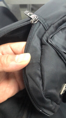 做工细节：线头一大堆，还有多缝制拆解留下的针眼。