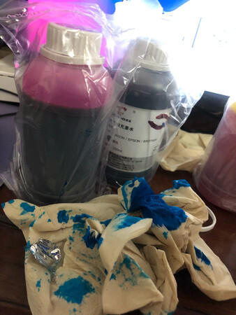 好奇怪，一大瓶，大大的瓶口，还没有配漏斗，让用户怎么加进去？一点都人性化都没有，我现在是没办法加了，弄得满桌子都是，清理不了，毫无操作性，感觉没办法入手。我现在是放着没用了