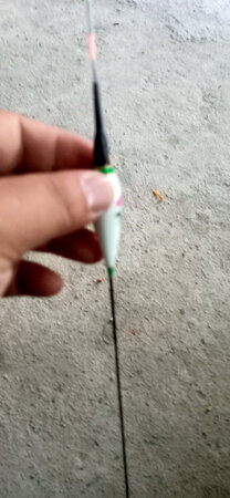 东西质量不是一般的差，服务态度也差的很，夜光漂没有一个亮的，不相信大家看看图片。