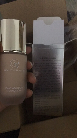 可能是在~上买东西习惯了，感觉应该会有赠品什么的，除了一瓶粉底液，啥都没有，我还以为是两瓶，封面搞那么好，结果只是告诉你买两瓶有优惠，希望效果不会也让我失望