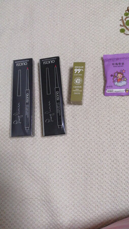 感觉挺好的，买1送1，还有润唇膏，颜色也挺好的。