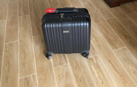 一直很想买一个随身携带方便的小型旅行箱，在网上也观察了很久，然后慢慢锁定了美旅这个品牌。这次京东正好有活动，优惠力度也是蛮大的，所以就好不容易的下了单，下单第2日就收到了旅行箱，包装很好，不管是颜色还是大小都非常合适，比较适合外出两三天的旅行，老公也很喜欢，迫不及待期待短期旅行的到来。