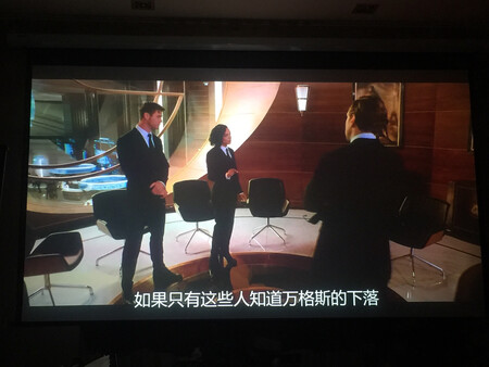 很顺利，新灯泡原装欧司朗效果的确好，几下就装上了！感谢京东提供这么优质的购物平台，选择京东就是看中售后服务，希望第三方供货商能在万一遇到问题的时候提供比其他平台更好的支持！这家客服很专业，有1070+机器的可以放心购买！建议选原装灯泡，虽然贵点，但效果好不少，受命也长很多.....