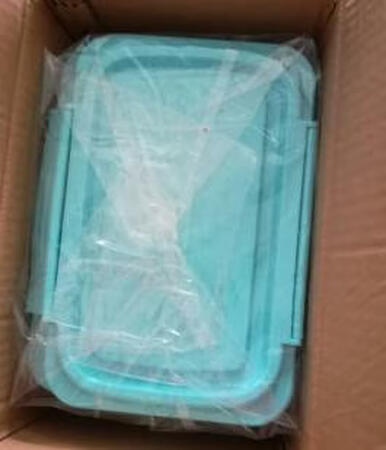 包装完好无损，细心的商家将里面每个盒子都用塑料纸隔开，没一点划痕。材质够厚实，没任何气味，盖子也匹配，蔬菜水果放里面不会失水和串味，最主要大小正好适合我的冰箱。赶着活动买了四个，质量没得说，冷藏蔬菜水果很新鲜，而且冰箱很干净很卫生，没有特殊的气味，赶着活动继续下手，放在冷冻里！
