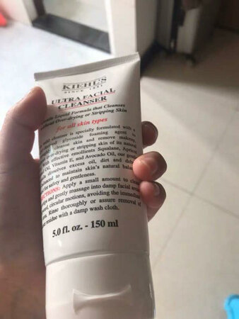 第一次用科颜氏的洗面奶，做功课做了很久，最后终于确定是科颜氏没错了。本人干皮，这款洗完脸皮肤不紧绷，润润的，没有假滑～清洁效果非常不错。喜欢的可以入手了～