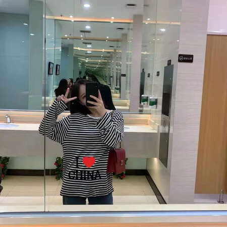 真的好喜欢这款包包，款式好看，容量空间也够大，关键价格也实惠，我很满意