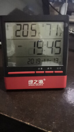 质量不错，就是设置有点麻烦，可能是还没有搞懂的原因吧，其它很好，可以放在桌面当电子钟，好评