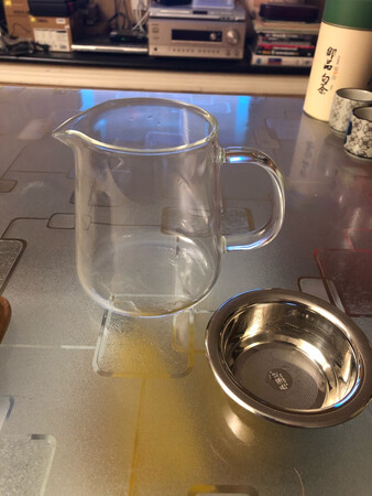 很精致的小杯子，不仅用来喝茶，还可以用它温酒，先在微波炉里加热一下，然后再配合保温杯垫，真是太方便了！??