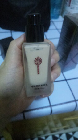 买了一只用了十来天，双十一都订了第二支，个人感觉很细腻很服帖，我是混合性皮肤，用着也合适，完全没有浮粉起皮之类的问题 很不错