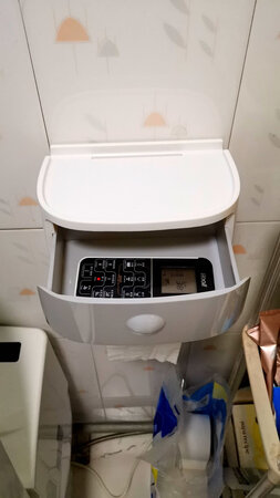 物流：普通快递，不是京东自营的，赶上双十一，所以也只能呵呵了
包装严密，安装非常简单方便，感觉也很结实，和描述的一样，有个小抽屉，可以装一些小物件，下方可以选择纸抽盒卷纸都可以，还配有锯齿方便断纸。颜色也很满意，低调有品位，上方配有一个卡槽，能放手机，还能摆放小饰品，总体评价很满意，适合家庭使用，主要是很整齐，不那么乱了，好评(o^^o)
