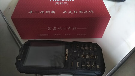 外形外观：是塑料的，螺丝钉都是印上的