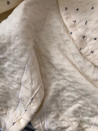 还可以，买了很多童泰的衣服了，这个保暖内衣，比较厚，稍微夹点棉，挺好，出太阳可以里面穿个薄的，外面穿这个，如果天气再冷，就穿这种保暖内衣，就是这种不抗风，另外小孩长得好快哦！有时候衣服买回来没穿一两次就穿不了了，