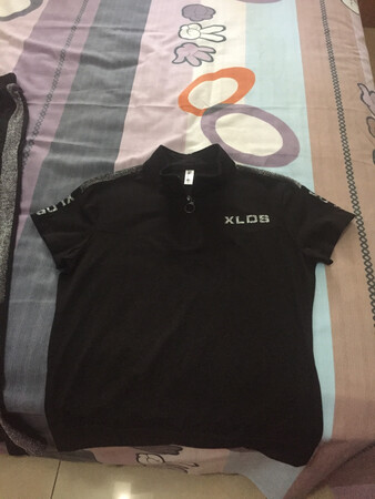 运动衫质量不错，穿上比较舒适，比预想中偏小点。