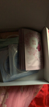 产品质感：非常不错，看起来很上档次，包装盒也很精美大气
使用感受：使用到脸上的话有一种水润的感觉，而且非常的贴合，很好很强大
补水效果：补水效果相当的好，水嫩的很，具体因人而异，本人感觉还是很好的
其他特色：产品的质量真不错，一直买了老用户，很棒