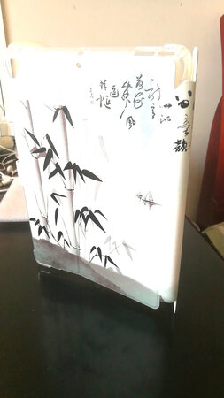 设计精美，考虑周到，大小正合适，而且软壳理念很好，减少了不少磨耗，还没使用不知道透气性好不好。总体来说还不错，物流速度也很快，客服解说也很到位。