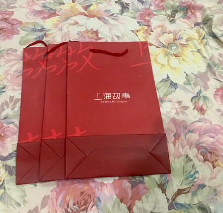 已经多次购买他们家丝巾围巾！感觉就是色彩搭配特别招人喜欢 手感好 性价比高 而这次活动力度是最大的 特别开心！实物与图片没有色差 ！外包装精美 设计独特 喜庆的红色更是让人赏心悦目！商家特别用心 每一处小地方都替顾客考虑到了 周到而细致 让人感动！这款丝巾的这片绿让人感觉到春的气息 真好！