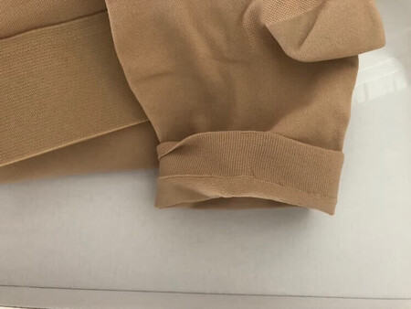 因为工作原因长期站立 一天工作下来小腿酸胀 很不舒服 同事推荐 毫不犹豫的下单了 袜子厚实 不易破 弹性大 穿着一整天也不会感觉到不舒服 好东西值得推荐