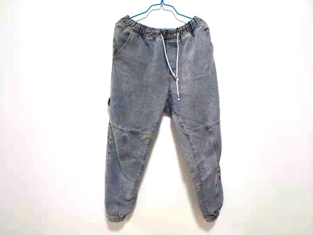 裤子很快就收到了，卖家的服务态度也很好，裤子穿起来很舒服，这次购物很满意！