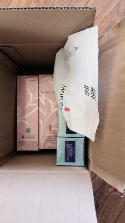 东西收到了，但是快递小哥未经允许就放到自提柜了，这样不太好吧。