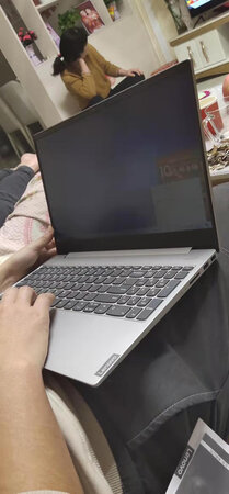 运行速度：速度超快，10秒钟就启动了机子
屏幕效果：屏幕清晰度很好，每个角度看都很不错
散热性能：散热快，用电时间很长
外形外观：外观大气上档次，是我喜欢的颜色，妹妹也爱
轻薄程度：轻薄正好
其他特色：键盘手感不错，整体好
物流很快，正好赶在妹妹走拿到手……她很喜欢……值得购买