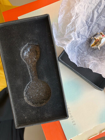 生锈了？体验极差。生平最差的一次购物 一个钥匙扣这么贵质量还这么差 盒子一打开脏脏的 好想骂人