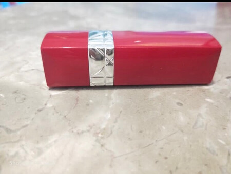 产品质感：非常的好
产品颜色：颜色很正，都说很好看
持久效果：还可以吧。掉色么肯定有的咯
大家都说颜色好看，很不错哦。不愧是网红啊，人手一只，值得推荐。高端大气上档次，实在是太赞了。夸奖的我都不好意思了。哈哈，反正推荐购买