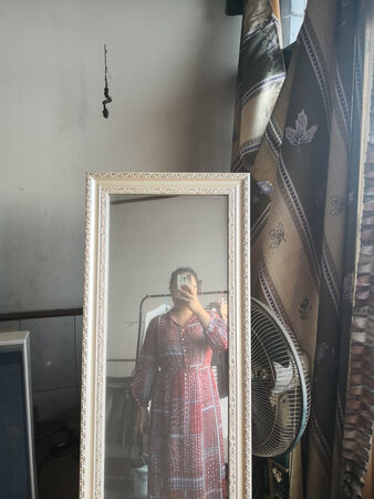 裙子挺长的，也很好看。衣香丽影的衣服质量可以，性价比也很高，已经多次回购了。