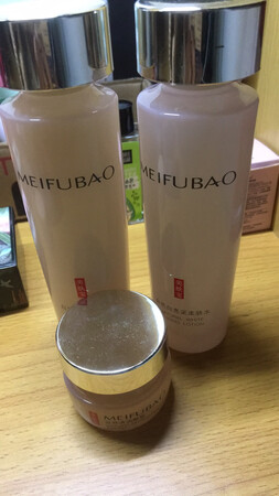 补水效果好，滋润而不油，易吸收。洗面奶清洁力度中上，眼胶补水OK，总体来说良好