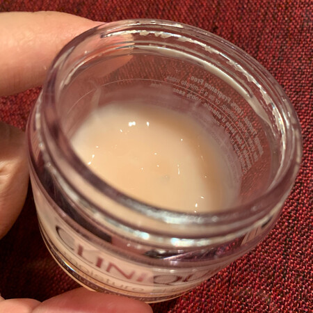 质地轻盈柔和，保湿易吸收不油腻，无香精无酒精不刺激。用了快十年了。