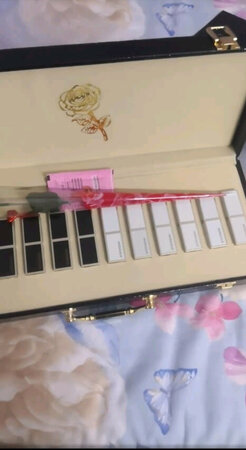 我是我们村第一一个在网上上买东西的人。这里大部分人是不网购的。他们买东西价格一般不超过五块，听说我在网上买东西后，整个村都震惊了，村长跑到我家里对我爸说我是不是疯了?说这日子没法过了，让我出去租房子住，面对重重压力， 我坚持要买。我举着它，骄傲的站在村口，他们就跳井， 吓得我赶紧收起宝贝，挤出人群落荒而逃。为测试我立刻去我们村高达100米山上村长家客厅里测试宝贝效果，用完后，在全村人羡慕的目光中，仰首挺胸扬长而去