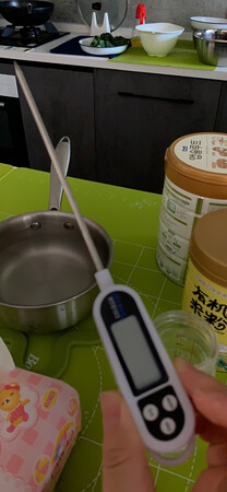 物流快啊去第二天就到了，温度传感很快又精准，给孩子兑奶粉用，家里人多，每个人对温度的体感不一样，老人觉得37度凉，容易兑出温度高的，温度计可以统一温度，还可以把奶粉兑匀，太好用了吧，?????????